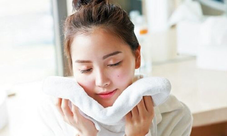 Massage mặt bằng khăn nóng