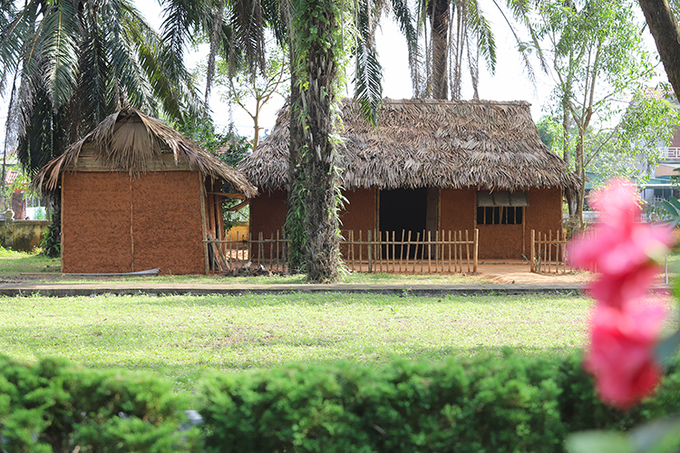 Nhiều ngôi nhà ở Khu di tích quốc gia đặc biệt Nguyễn Du được phục dựng để quay phim